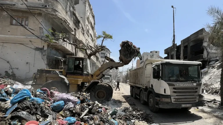 Gaza Kewalahan: Ribuan Ton Sampah Mengancam Nyawa Pengungsi!