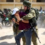 Tentara Israel Berswafoto dengan Seorang Tahanan Palestina di Tepi Barat